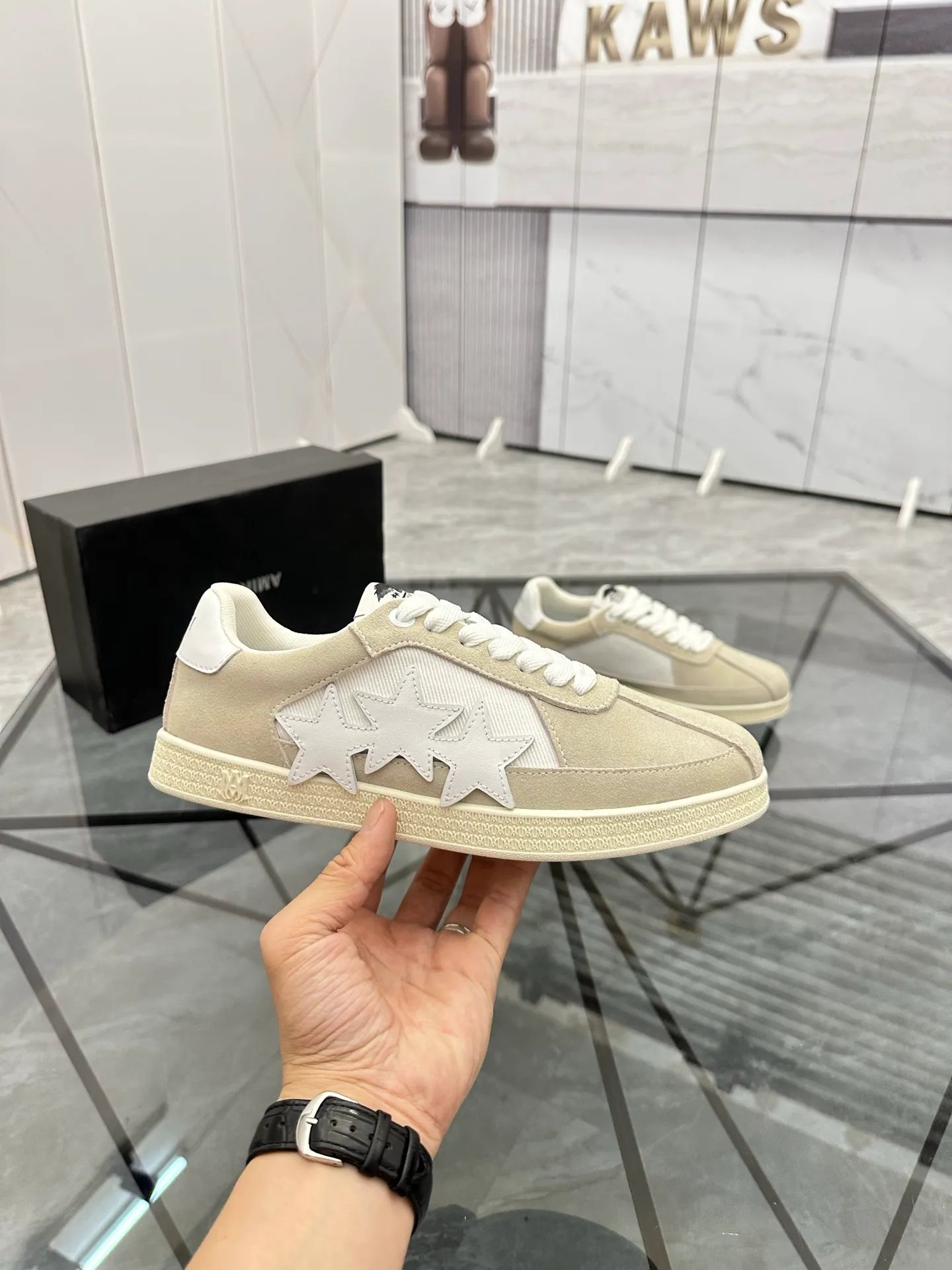Men's shoes: 💰P420¥ Product trademark: AMIRI* "Amir*" low-top casual shoes Regular size: 38-45 (can be customized to 46) Product material: imported nubuck leather upper, breathable lining, original outsole. Number: 001